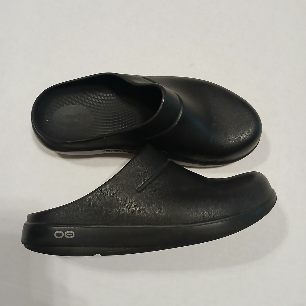 Women's 7, 38 OOFOS OOcloog Black Clogs Slip on Comfort Slipper house shoe